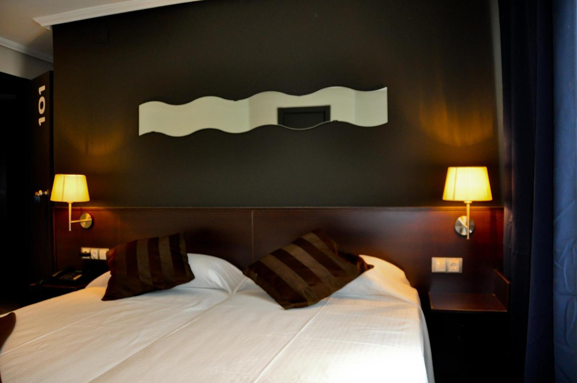 Hostal La Rotonda Ourense Exterior photo